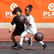 Enfants jouent basket 