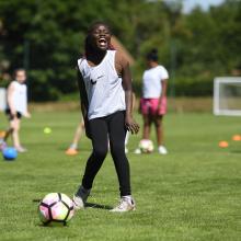 Fille joue au foot